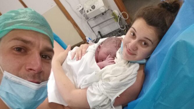 José Antonio y Rosa con el recién nacido Luca, el pasado día 3.
