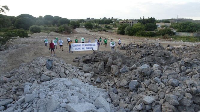 Una imagen de la protesta de Ecologistas en Acción junto a los escombros depositados en Rancho Linares.
