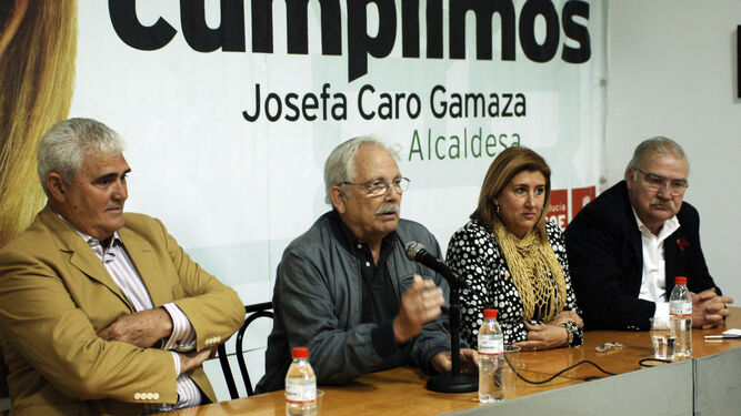 Lorenzo Perdigones (izquierda), en 2010 durante un acto del PSOE en Arcos en el aniversario de los ayuntamientos democráticos.