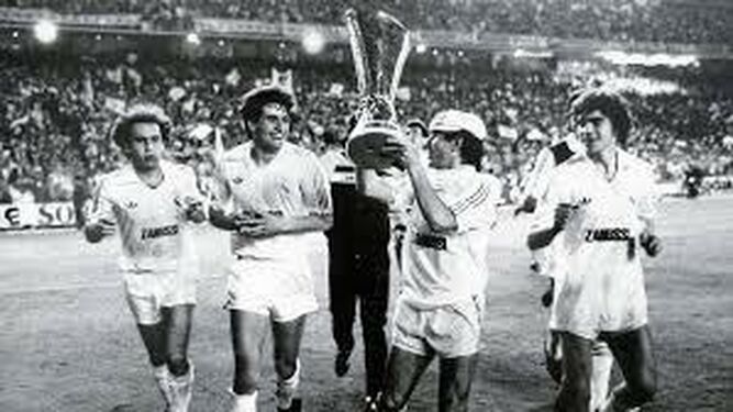 Gallego, Míchel y Juanito, con la Copa de la UEFA de 1985.