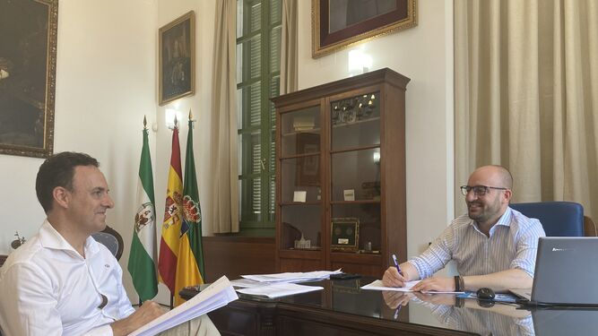 El diputado provincial David de la Encina, con el alcalde portuense, Germán Beardo.
