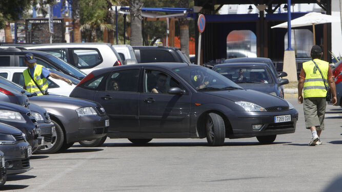 La Barrosa con vigilantes de los estacionamientos, en una imagen de archivo.