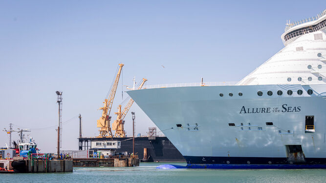 El crucero 'Allure of the Seas', antes de entrar en el dique seco de Navantia Cádiz el pasado verano.