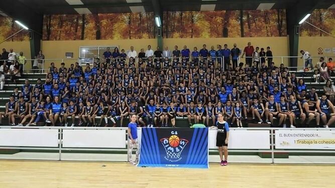 Foto de familia de la presentación del Club Baloncesto Cimbis de San Fernando.