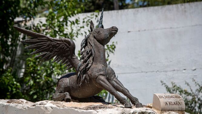Escultura del unicornio levantada en el parque del Barrero en memoria de Klara García. Fue inaugurada en 2007.