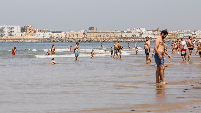 Los gaditanos ya están disfrutando de las playas a pesar de no haber entrado todavía la ciudad en la fase 2.