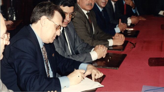 José Blas Fernández, el día que firmó como miembro del consejo de administración de Eléctrica de Cádiz, en 1995