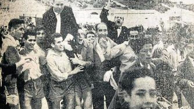 La fiesta por el título de Liga, con Moncho y Pedro Fernández a hombros; entre ellos se ve a Rovira.