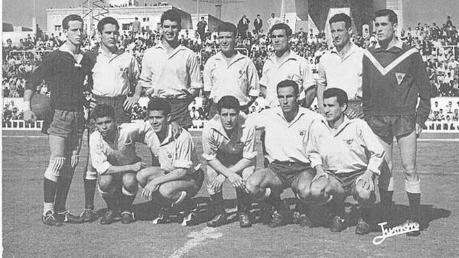 Posado del Balón antes de un partido, en 1960, en un repleto Ramón de Carranza.
