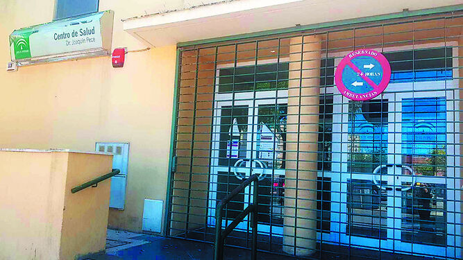 Entrada del centro de salud Joaquín Pece, en La Ardila.