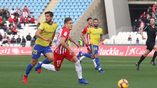 Corpas, con el balón delante de Marcos Mauro en el partido Almería-Cádiz de la primera vuelta