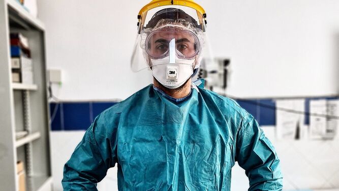 El médico  con un equipo de protección durante la pandemia.