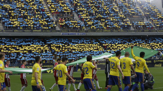 Jugadores del Cádiz y el Almería, con la bandera andaluza en último duelo en casa con público.