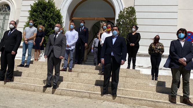 La Corporación, con el alcalde Germán Beardo, en las escaleras del Ayuntamiento de la Plaza Peral, durante el minuto de silencio.