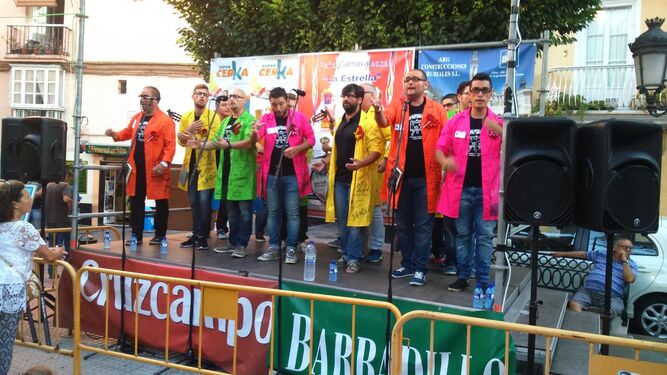 Una agrupación canta en un concurso veraniego de coplas en la plaza de Candelaria.