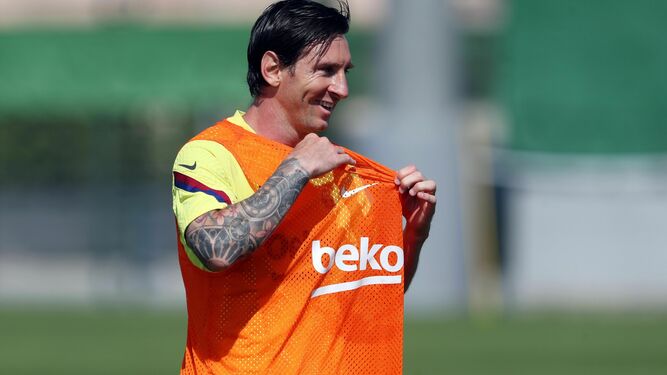 Messi sonríe a uno de los compañeros durante el último entrenamiento grupal en la ciudad deportiva.