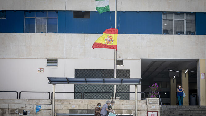 Bandera a media asta en el hospital Puerta del Mar de Cádiz.