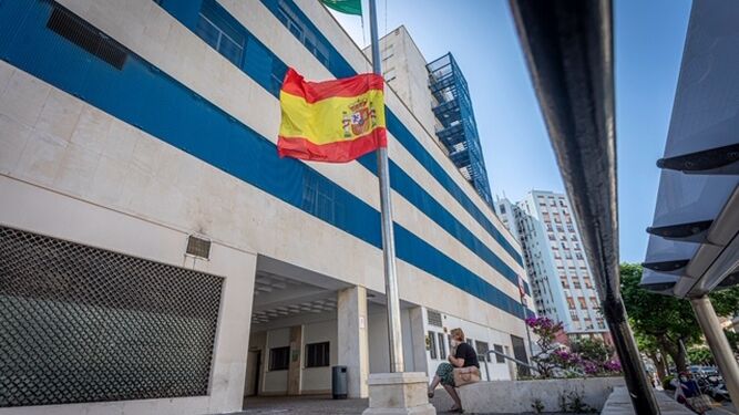 Imagen exterior del Puerta del Mar con la bandera de España a media asta.