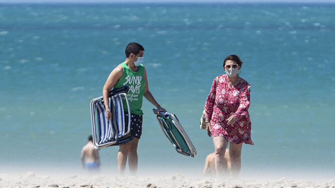 Dos ciudadanos en la playa de Camposoto, esta semana a pesar del levante.