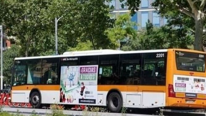 Uno de los autobuses que muestran el dibujo del joven chiclanero, circulando por las calles de Barcelona.