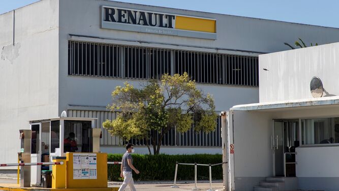 Un trabajador de Renault entra en la planta de Sevilla