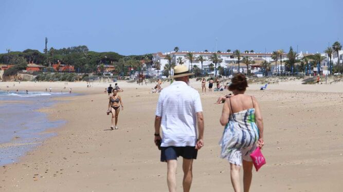Imágenes de la playa de La Barrosa este viernes al mediodía.