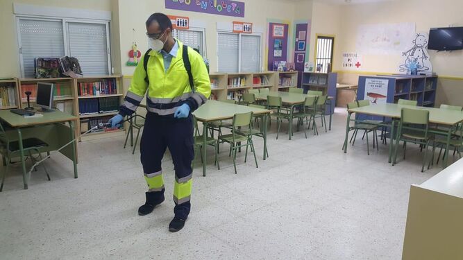 Un experto desinfecta el aula de un colegio público.