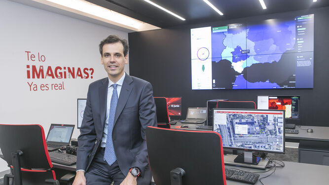 Rafael Alcaide en la sede del Smart Center 5G de Vodafone.