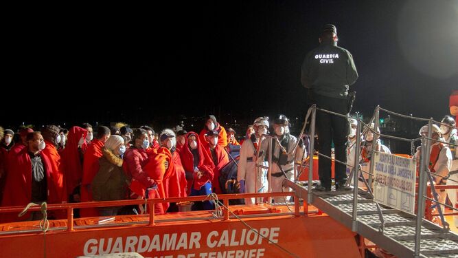 Una embarcación de Salvamento Marítimo llega al puerto de Motril con un centenar de inmigrantes, en una imagen reciente.