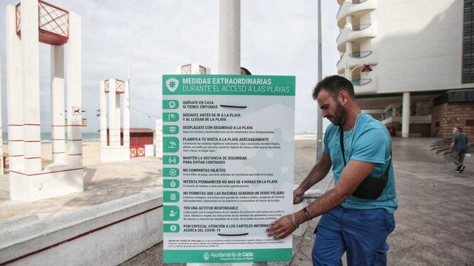 La cartelería con las medidas que se están colocando en los accesos a las playas de Cádiz.