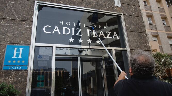 Un operario de mantenimiento del hotel sacaba lustre ayer por la mañana a la cristalera de entrada al Spa Cádiz Plaza.