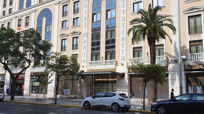 El Hotel Puertatierra remodela su marquesina y se prepara para abrir en julio