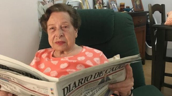 Emilia Delgado, a sus 91 años, disfruta todos los días del confinamiento de una de sus grandes pasiones, leer el Diario de Cádiz.