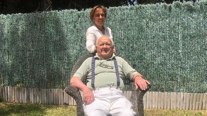 Ricardo Laínez, a sus 90 años, se encuentra en confinamiento junto a su hija Macarena, dedicando gran parte del tiempo a escribir y a pintar.