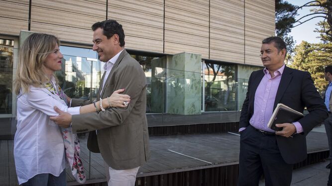 Ana Mestre es saludada por Juanma Moreno y ante la mirada de Antonio Sanz el día de su nombramiento como presidenta provincial del PP, en julio de 2019.