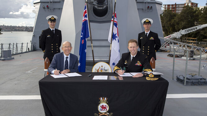 Warren King, presidente de Navantia Ausatralia, y el vicealmirante Michael Noonan, jefe de la Marina Australiana.a