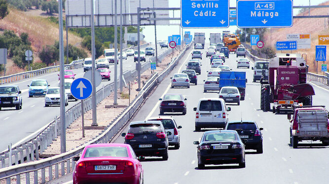 Tráfico abundante hacia las carreteras de Cádiz y Málaga.