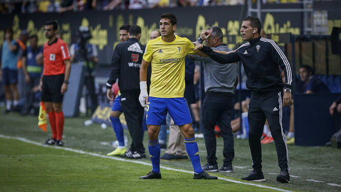 Garrido recibe instrucciones de Roberto Perera durante un partido.