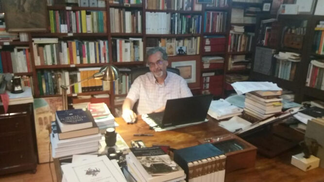 El presidente del Ateneo, José Almenara, desde el despacho de su casa donde realiza su actividad profesional en la UCA, mediante el teletrabajo.