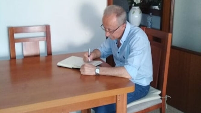 El escritor Cristóbal Navas ha dedicado gran parte del confinamiento a escribir artículos y poemas.