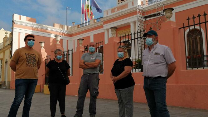 Algunos de los vecinos afectados, en la puerta del Ayuntamiento de Puerto Real