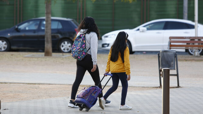 Dos alumnas se dirigen a su centro escolar en una imagen de archivo.