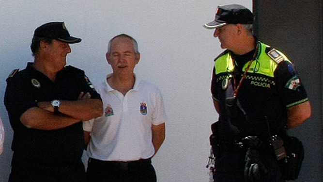 El jefe provisional de la Policía Local de El Puerto, a la derecha, en una imagen de archivo. A la izquierda de la imagen, Rafael Muñoz