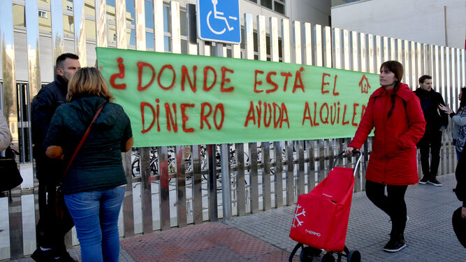 Una protesta de la Apdha ante la Junta de Andalucía por falta de ayudas al alquiler, en una imagen de 2016, que sigue vigente en 2020.