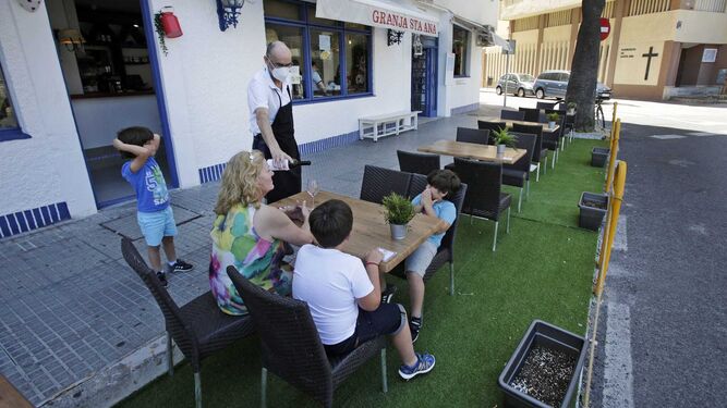 Una familia en la terraza de un bar de Cádiz.