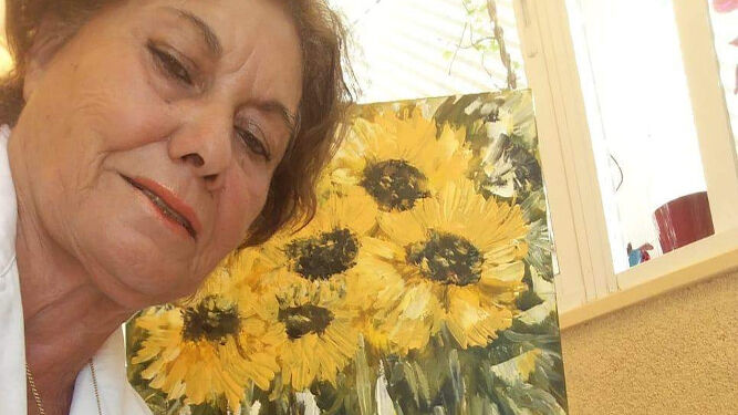 Gloria Ojeda, ha pasado parte de su confinamiento en el taller de su casa, dedicándolo a una de sus pasiones, la pintura.