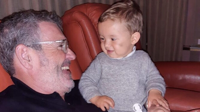 Pepe León Moral  con su nieto Santi ha dedicado parte del confinamiento, a ayudar a su hijo Álvaro Moral en lanzar la nueva colección de Guayaberas.