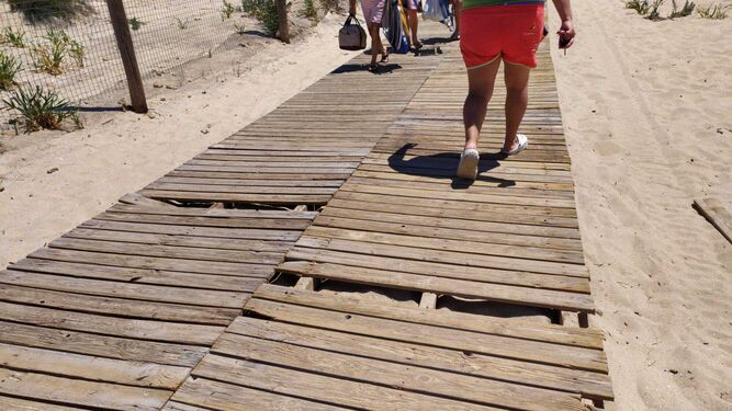 Un tramo de la pasarela que existe en el único acceso disponible en la playa de Camposoto, en una imagen de esta mañana.