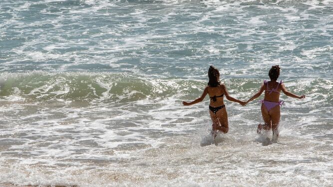 Dos bañistas en la playa de Santa María.