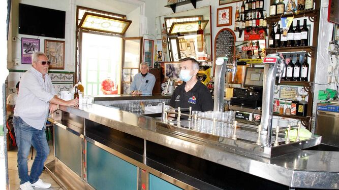La barra del Bar Vicente, abrió esta mañana de nuevo a sus clientes.